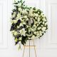 corona funebre con rosas azucenas, lirios pueda en pedestal 