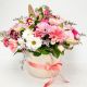 ramo de flores en tonos rosados y pastel con follajes verdes 