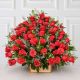 ramo de rosas por 50 75 o 100 rosas elegantes, en una base de madera y follajes 